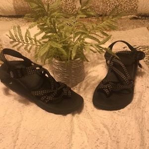 🦋Chaco Sandals Black & White Size 8 Offers Welcome!!🦋